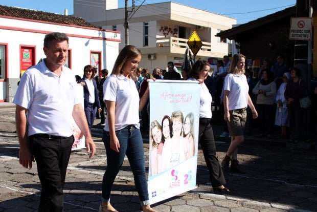 Desfile Cívico de Nova Veneza apresenta tema “Eu vim para servir”
