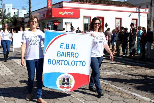Desfile Cívico de Nova Veneza apresenta tema “Eu vim para servir”