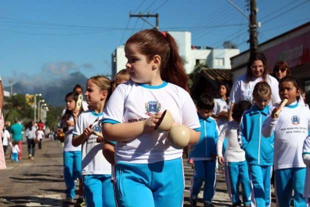 Desfile Cívico de Nova Veneza apresenta tema “Eu vim para servir”