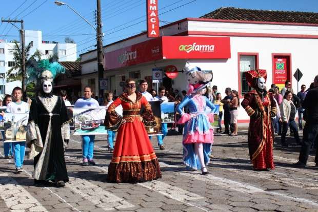 Desfile Cívico de Nova Veneza apresenta tema “Eu vim para servir”