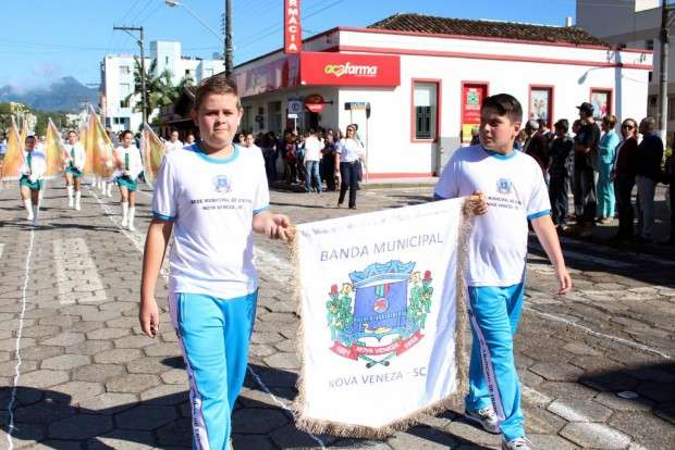 Desfile Cívico de Nova Veneza apresenta tema “Eu vim para servir”