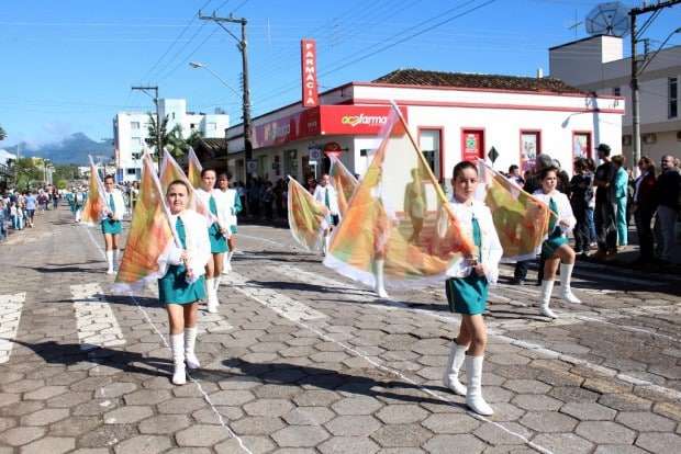 Desfile Cívico de Nova Veneza apresenta tema “Eu vim para servir”