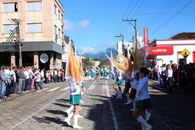 Desfile Cívico de Nova Veneza apresenta tema “Eu vim para servir”