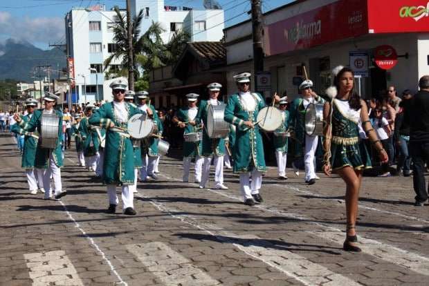 Desfile Cívico de Nova Veneza apresenta tema “Eu vim para servir”