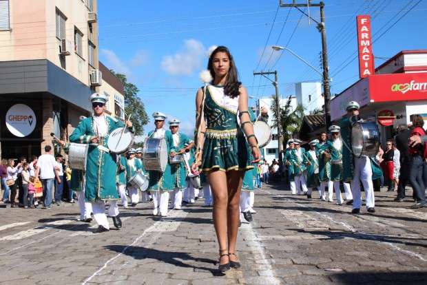 Desfile Cívico de Nova Veneza apresenta tema “Eu vim para servir”