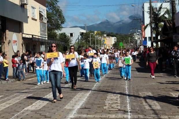 Desfile Cívico de Nova Veneza apresenta tema “Eu vim para servir”