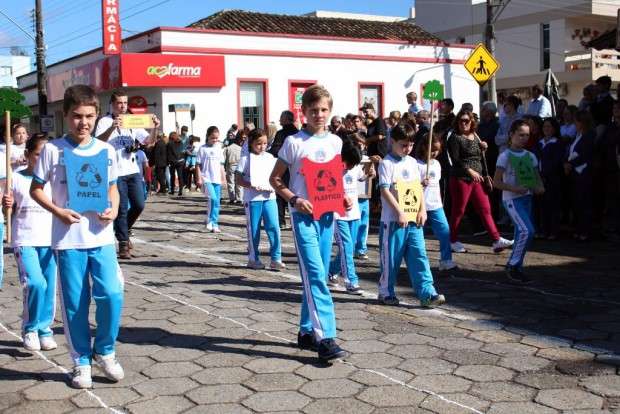 Desfile Cívico de Nova Veneza apresenta tema “Eu vim para servir”