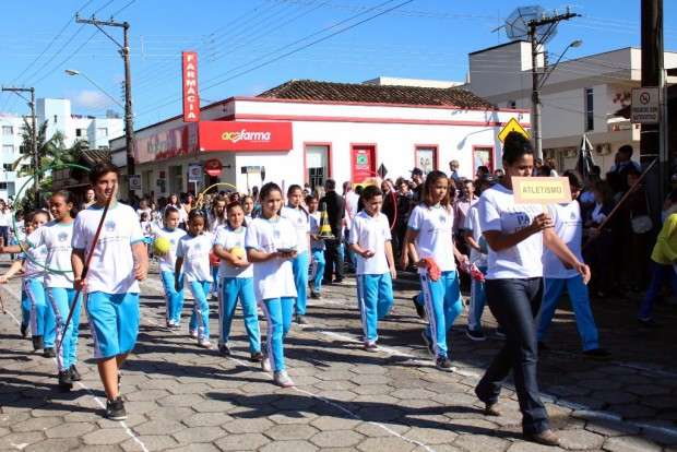 Desfile Cívico de Nova Veneza apresenta tema “Eu vim para servir”