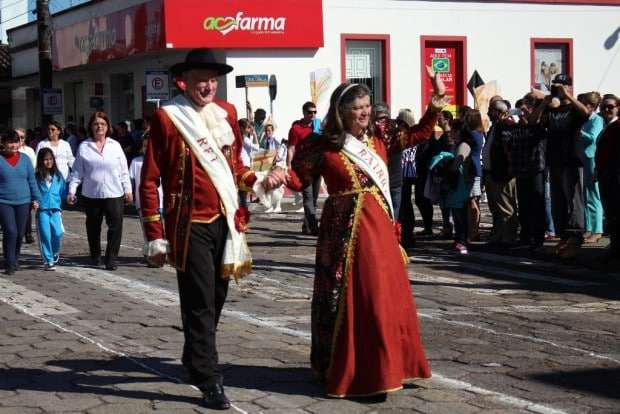 Desfile Cívico de Nova Veneza apresenta tema “Eu vim para servir”