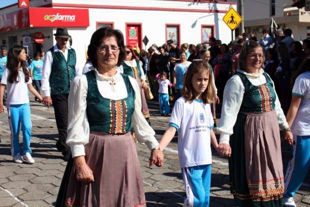 Desfile Cívico de Nova Veneza apresenta tema “Eu vim para servir”