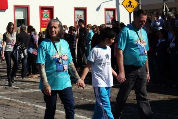 Desfile Cívico de Nova Veneza apresenta tema “Eu vim para servir”