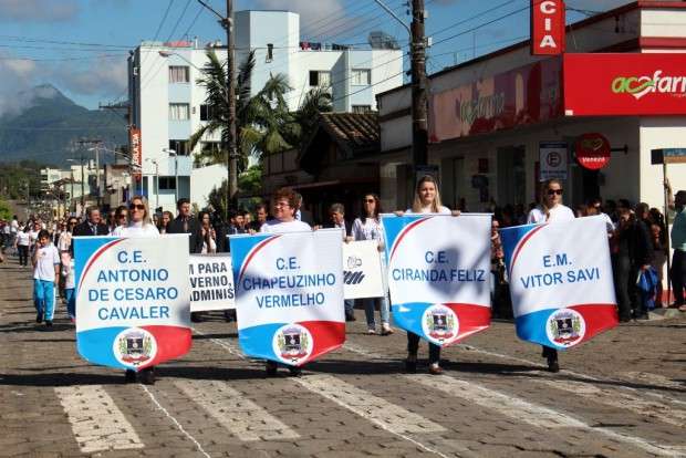 Desfile Cívico de Nova Veneza apresenta tema “Eu vim para servir”