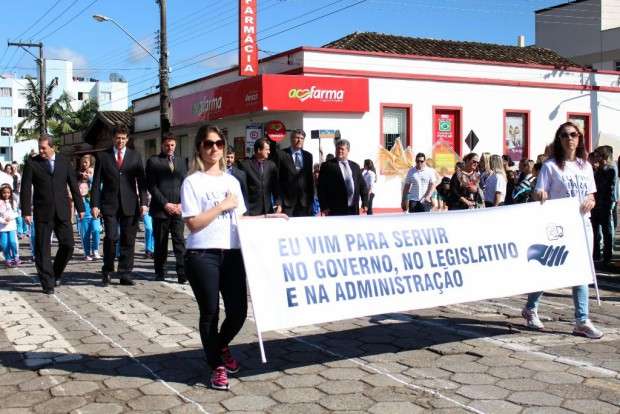 Desfile Cívico de Nova Veneza apresenta tema “Eu vim para servir”