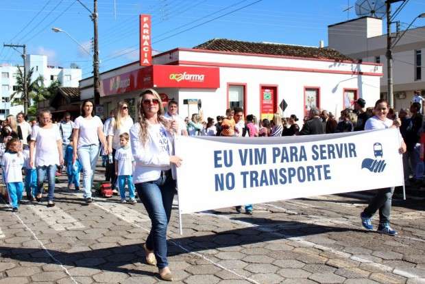 Desfile Cívico de Nova Veneza apresenta tema “Eu vim para servir”