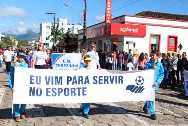 Desfile Cívico de Nova Veneza apresenta tema “Eu vim para servir”