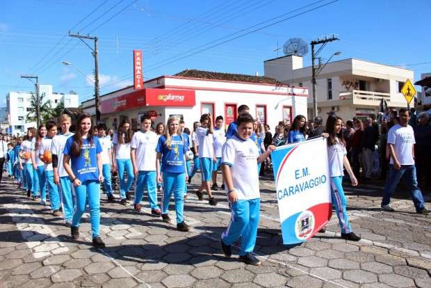 Desfile Cívico de Nova Veneza apresenta tema “Eu vim para servir”