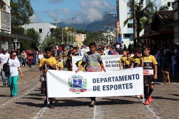 Desfile Cívico de Nova Veneza apresenta tema “Eu vim para servir”