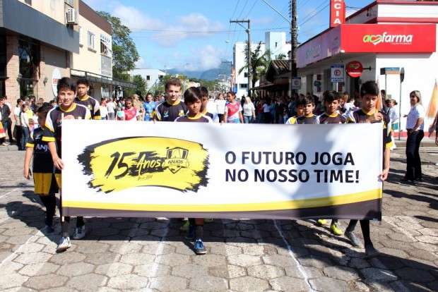 Desfile Cívico de Nova Veneza apresenta tema “Eu vim para servir”