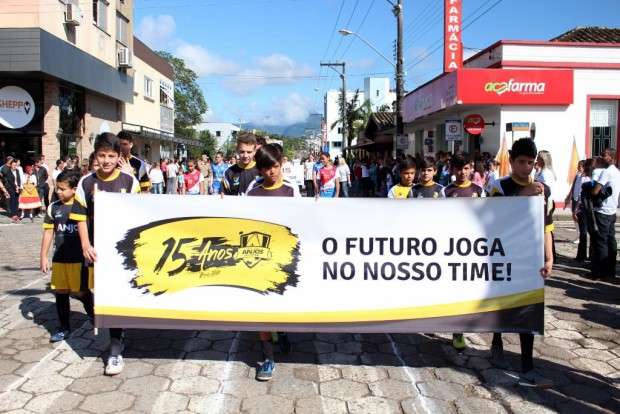Desfile Cívico de Nova Veneza apresenta tema “Eu vim para servir”