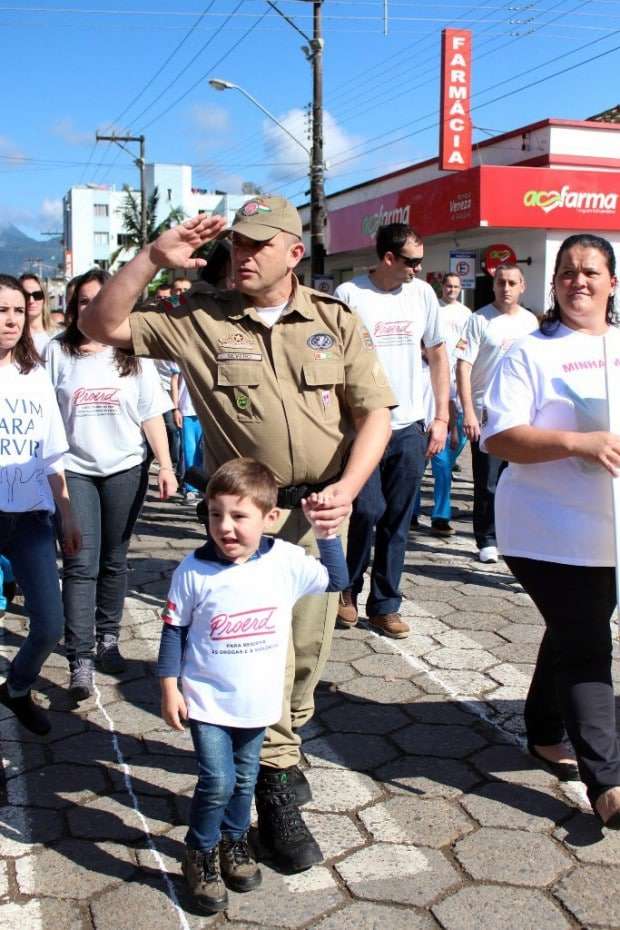 Desfile Cívico de Nova Veneza apresenta tema “Eu vim para servir”