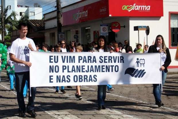 Desfile Cívico de Nova Veneza apresenta tema “Eu vim para servir”