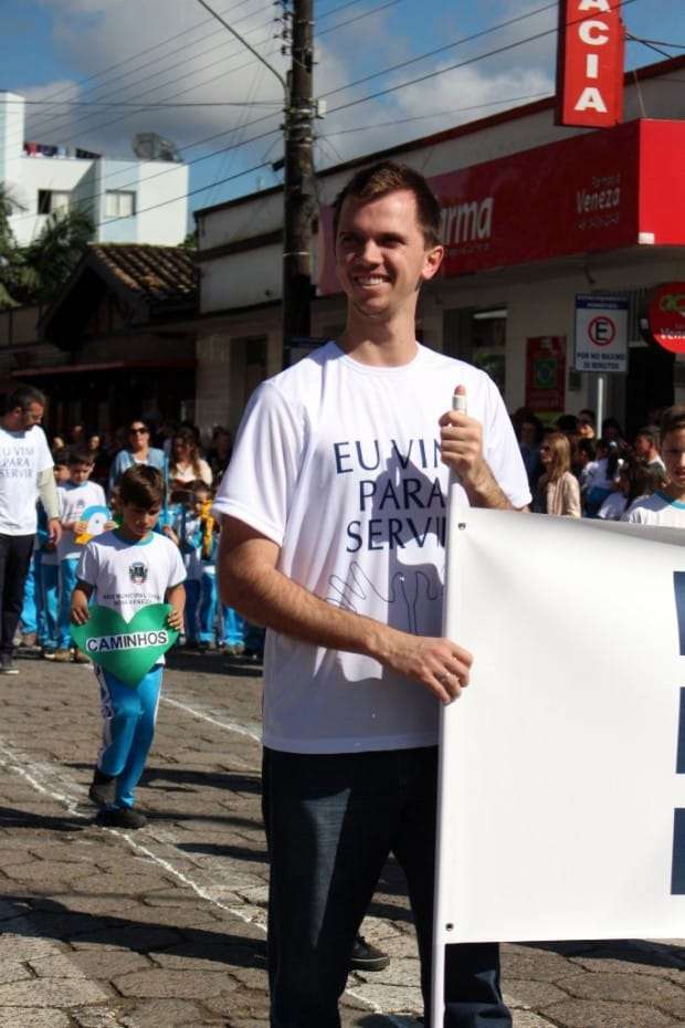 Desfile Cívico de Nova Veneza apresenta tema “Eu vim para servir”