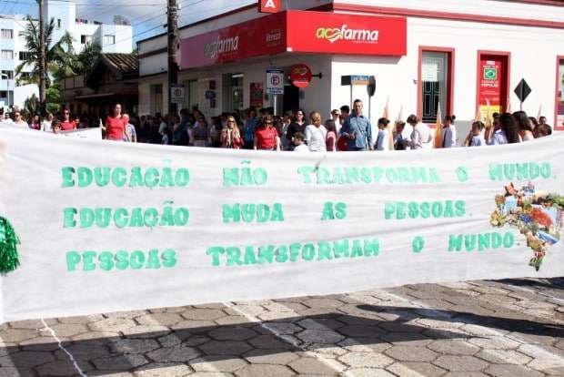 Desfile Cívico de Nova Veneza apresenta tema “Eu vim para servir”