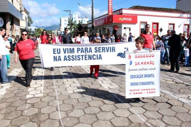 Desfile Cívico de Nova Veneza apresenta tema “Eu vim para servir”