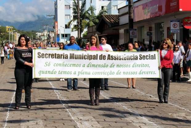 Desfile Cívico de Nova Veneza apresenta tema “Eu vim para servir”