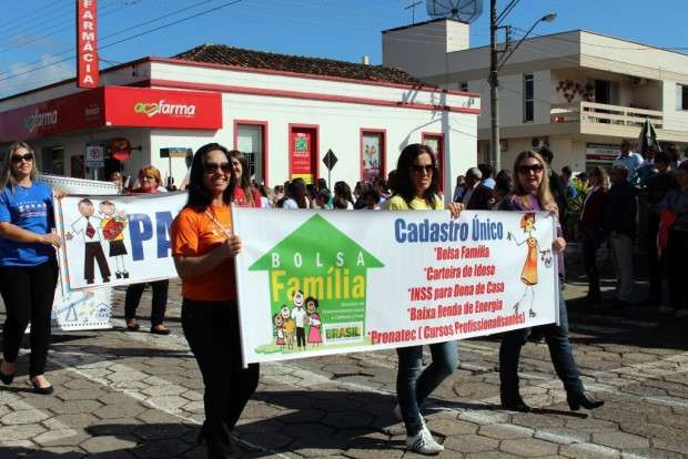 Desfile Cívico de Nova Veneza apresenta tema “Eu vim para servir”