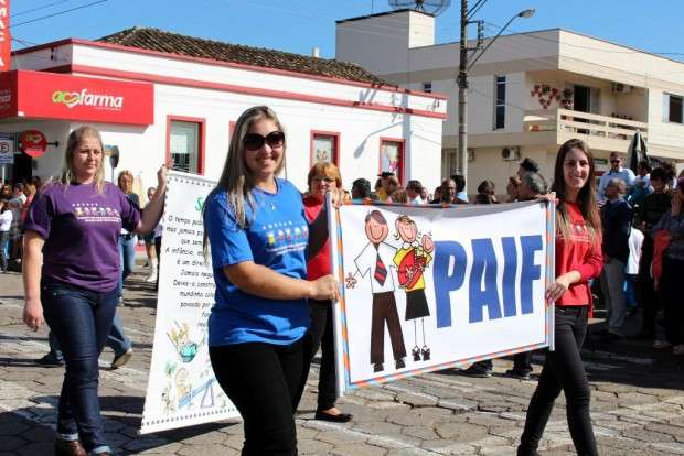 Desfile Cívico de Nova Veneza apresenta tema “Eu vim para servir”