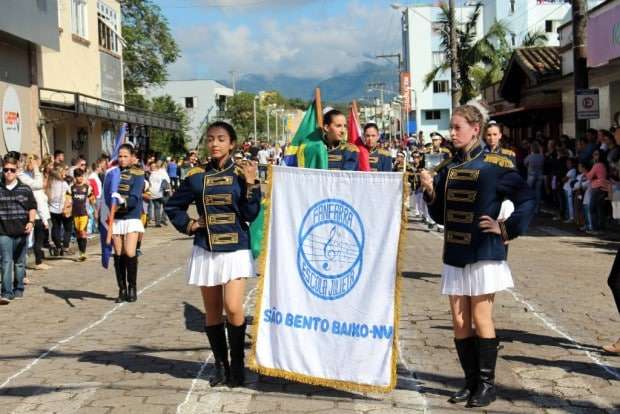 Desfile Cívico de Nova Veneza apresenta tema “Eu vim para servir”