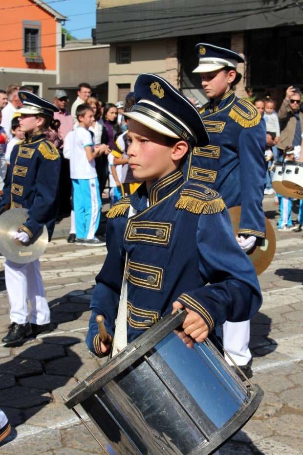 Desfile Cívico de Nova Veneza apresenta tema “Eu vim para servir”