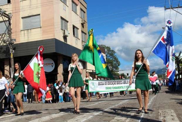 Desfile Cívico de Nova Veneza apresenta tema “Eu vim para servir”