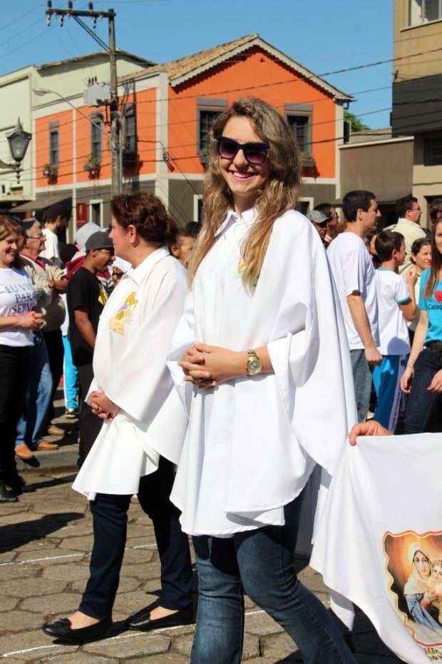 Desfile Cívico de Nova Veneza apresenta tema “Eu vim para servir”