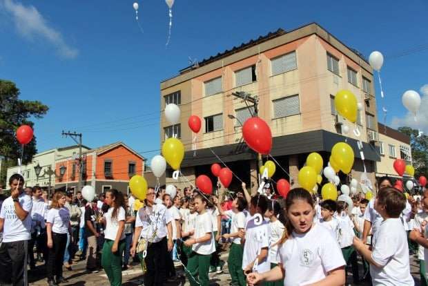 Desfile Cívico de Nova Veneza apresenta tema “Eu vim para servir”