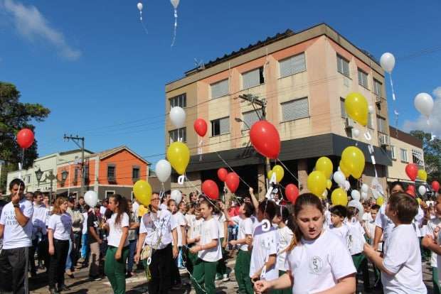 Desfile Cívico de Nova Veneza apresenta tema “Eu vim para servir”