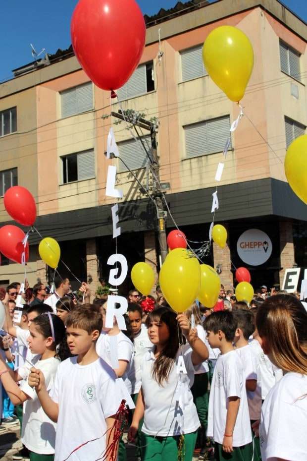 Desfile Cívico de Nova Veneza apresenta tema “Eu vim para servir”