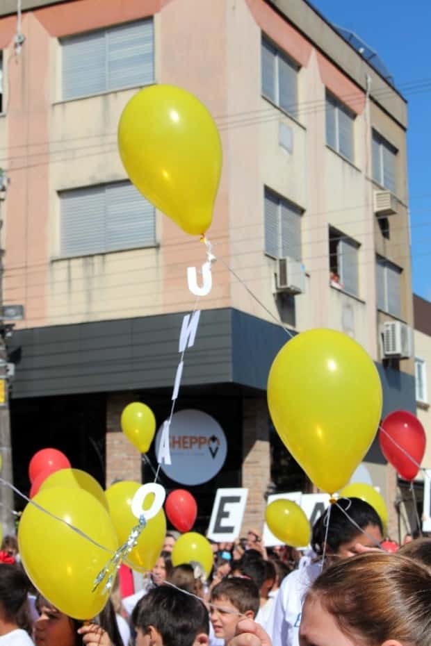Desfile Cívico de Nova Veneza apresenta tema “Eu vim para servir”