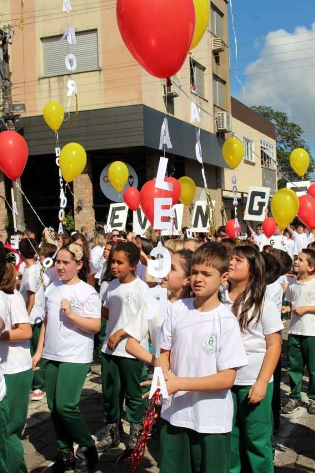Desfile Cívico de Nova Veneza apresenta tema “Eu vim para servir”