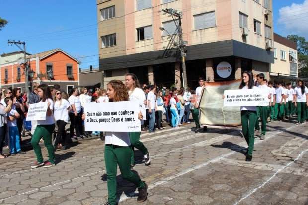 Desfile Cívico de Nova Veneza apresenta tema “Eu vim para servir”