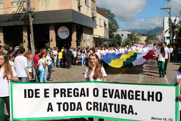 Desfile Cívico de Nova Veneza apresenta tema “Eu vim para servir”