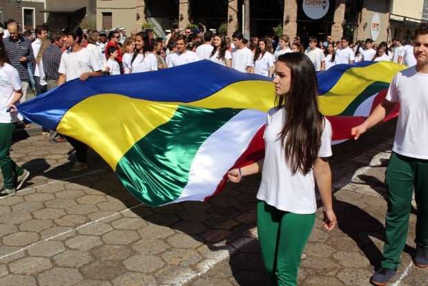 Desfile Cívico de Nova Veneza apresenta tema “Eu vim para servir”