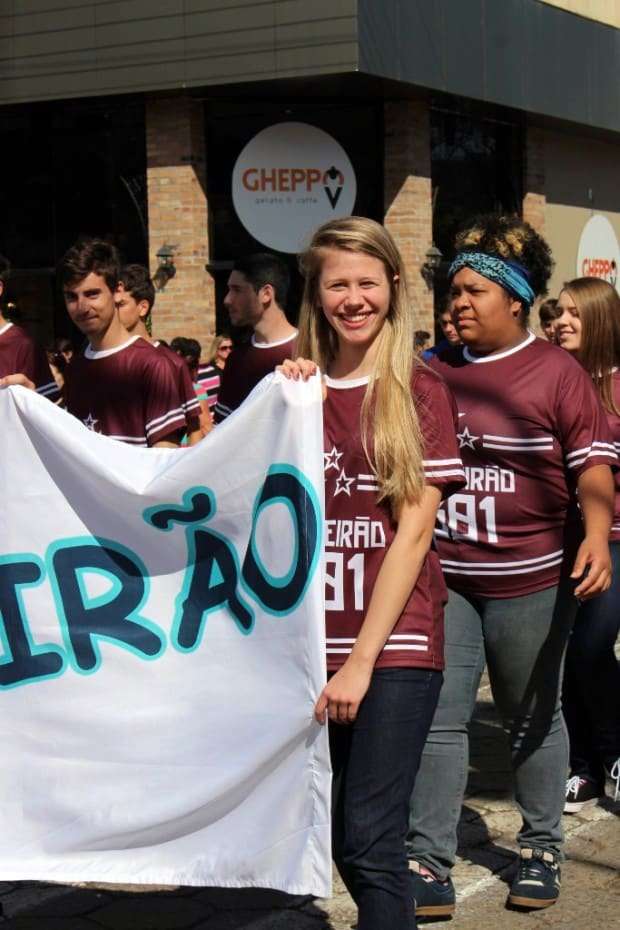 Desfile Cívico de Nova Veneza apresenta tema “Eu vim para servir”
