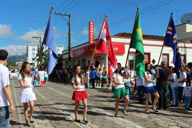 Desfile Cívico de Nova Veneza apresenta tema “Eu vim para servir”