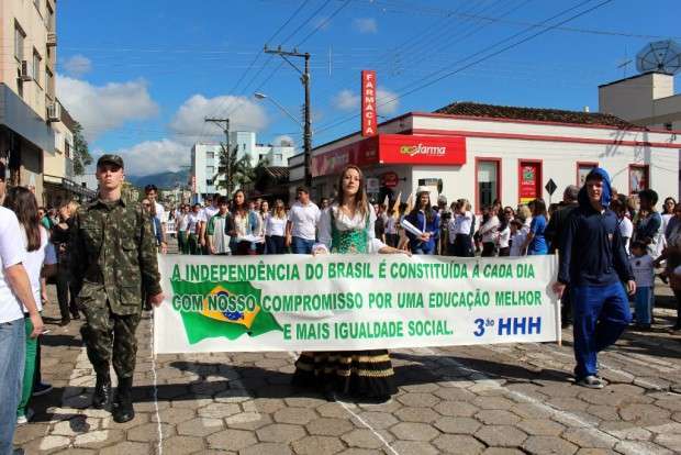 Desfile Cívico de Nova Veneza apresenta tema “Eu vim para servir”