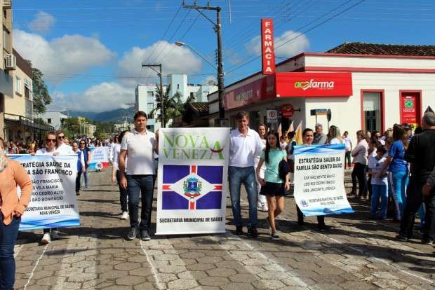 Desfile Cívico de Nova Veneza apresenta tema “Eu vim para servir”