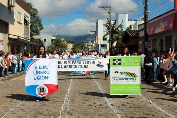 Desfile Cívico de Nova Veneza apresenta tema “Eu vim para servir”