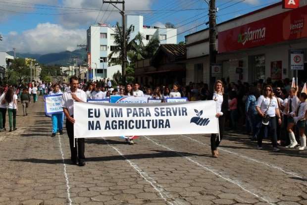 Desfile Cívico de Nova Veneza apresenta tema “Eu vim para servir”