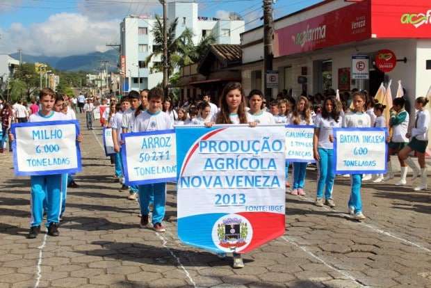 Desfile Cívico de Nova Veneza apresenta tema “Eu vim para servir”